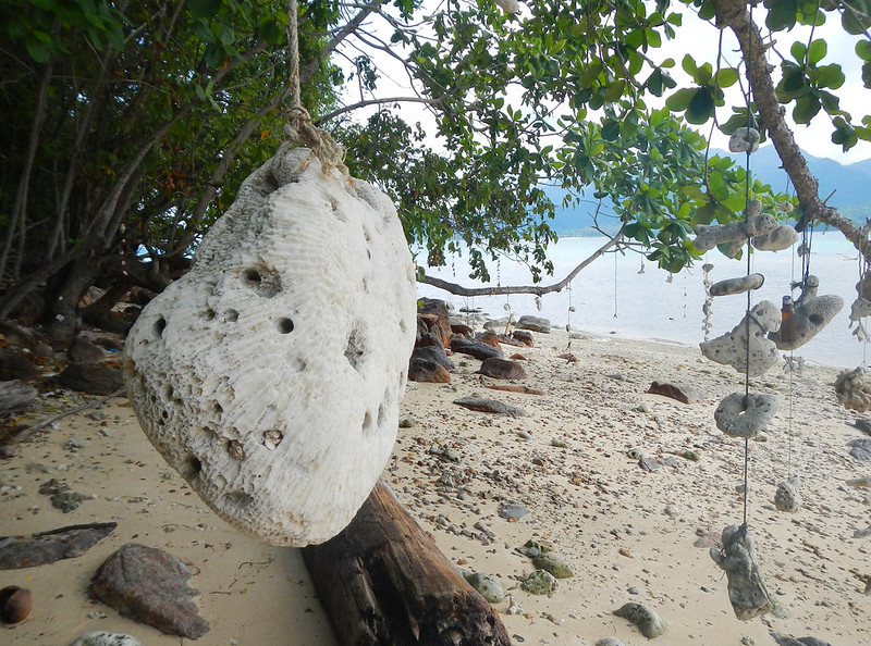 Камень на веревке на необитаемом острове