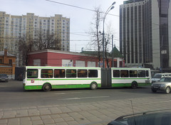 Bus sur la route dans le quartier de Sokolniki