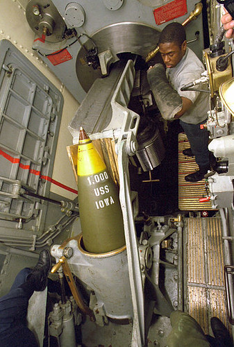 404px-USS_Iowa_(BB-61)_projectile_hoisted_to_spanning_tray