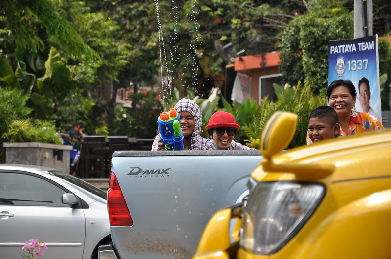Тайцы в пикапе с водными пистолетами празднуют Сонгкран