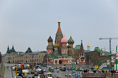 Vue sur la Place Rouge et la Cathédrale Saint Basile depuis le Pont Bolshoy Moskvoretsky