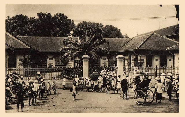 Saigon - Sortie de l'école des jeunes filles Françaises.