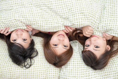 無料写真素材|人物|女性アジア|女性横たわる・寝転ぶ|人物三人|台湾人