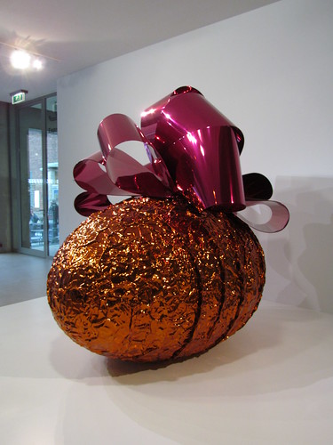 Jeff Koons: Baroque Egg With Bow