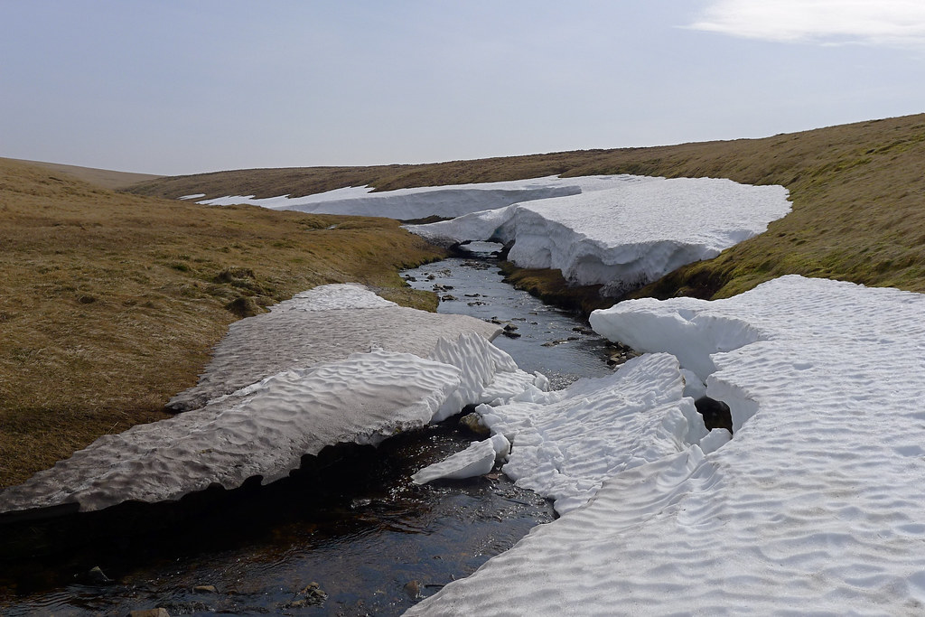 Collapsing snowbanks on the Caochan Dubh