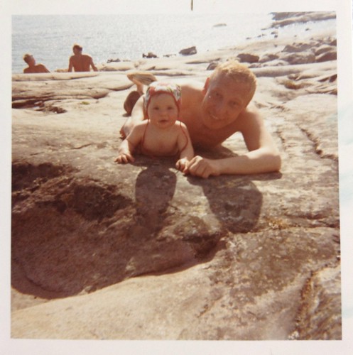 Jag och pappa på klipporna i Öregrund 1970