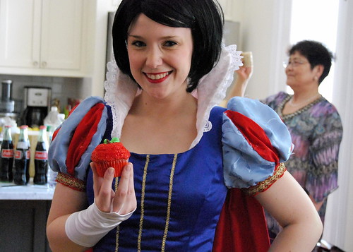 WPIR - snow white and apple cupcake