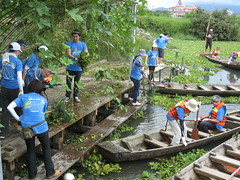 服務工作區分為打撈組、集中組及堆肥組，志工認真完成被分配的任務。