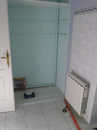 salle de bains avant travaux by Dépannage domestique