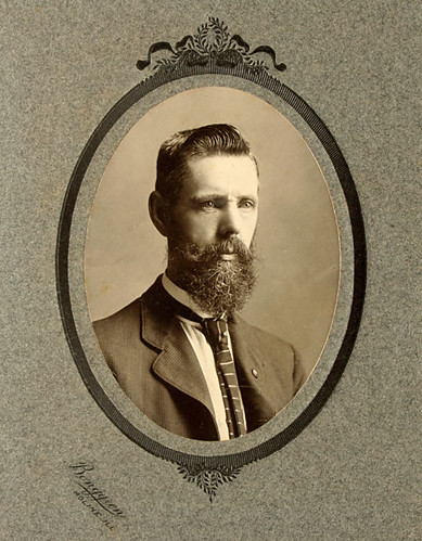 Bearded Man portrait. Oval framed. Cabinet card cdv. C. 1910 by El Photomatiko
