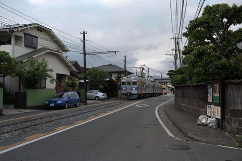 熊本電鉄黒髪町付近の併用軌道を見る