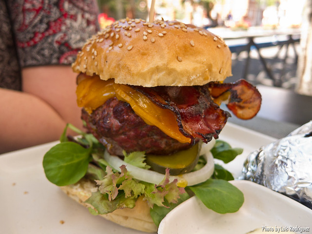 Hamburguesa con cheddar y bacon (Gobu Burger)