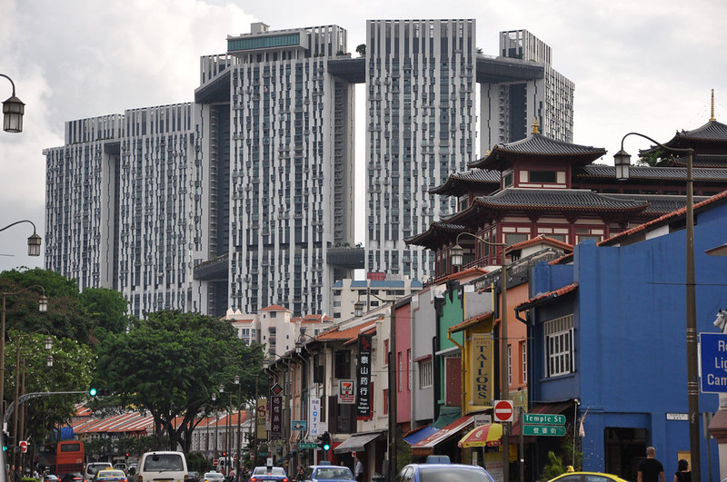 Жилые здания в Сингапуре с деревьями на крыше