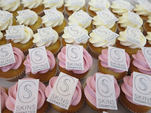 Business Logo mini cupcakes by CAKE Amsterdam - Cakes by ZOBOT