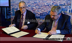 El alcalde Bilbao, Iñaki Azkuna, y el presidente de Bilbao Dendak, Juan Carlos Ercoreca, firman el Convenio de Colaboración entre el Ayuntamiento de Bilbao y la Asociación de Comerciantes Bilbao Dendak.