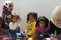 2012年三月黎巴嫩北部的一個敘利亞家庭成員正在登記成為難民。（F. Juez攝，聯合國難民救濟總署提供）