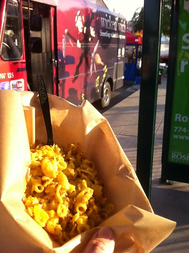 Gluten free vegan mac & cheese from @wichonwheels? Oh hell yes!