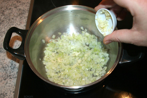 19 - Knoblauch dazu geben / Add garlic