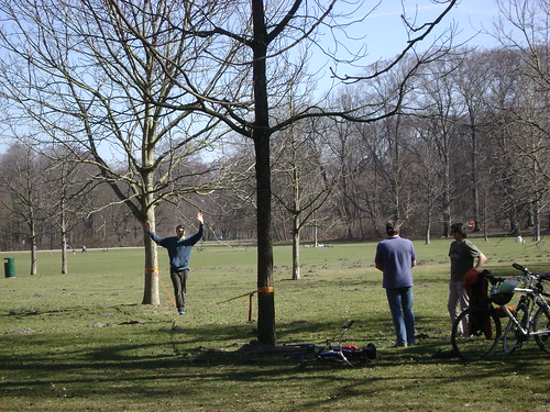 Slackline, Jardín Inglés, Munich, Alemania/Englischer Garten, München, Germany - www.meEncantaViajar.com by javierdoren