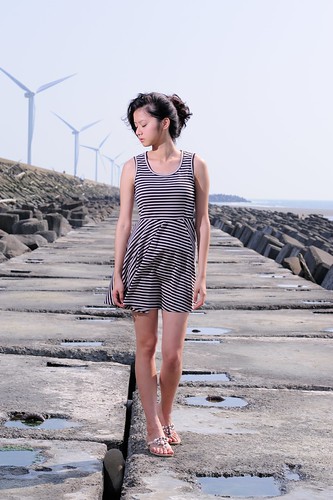無料写真素材|人物|女性アジア|風車|人物目を閉じる|風力発電