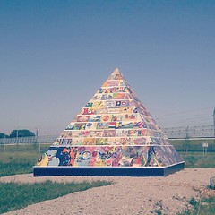 kleurrijke piramide ergens langs Zoetermeer