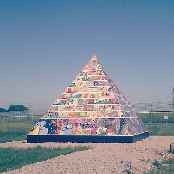 kleurrijke piramide ergens langs Zoetermeer