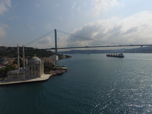 A tipikus látkép egy kicsit másképpen: Ortaköy Camii (Iszlám), Boszporusz-híd (a két kontinens összekötve), no meg egy hajó (ez sok mindent jelképezhet).