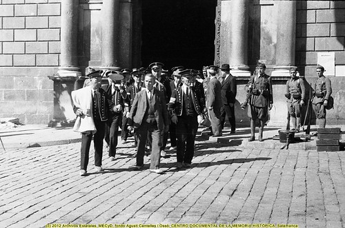 Barcelona, octubre de 1934, los mossos de escuadra a la salida del Palau de la Generalitat. by Octavi Centelles