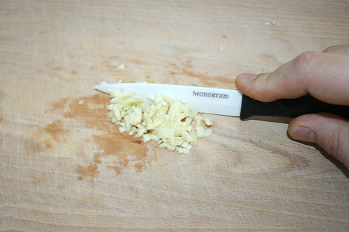 17 - Knoblauch zerkleinern / Cut garlic