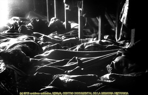 Campo de concentración de Bram, Francia,  1939  by Octavi Centelles