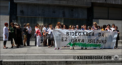 Mujeres de diferentes ideologías se concentran en contra de la sentencia del caso Bateragune