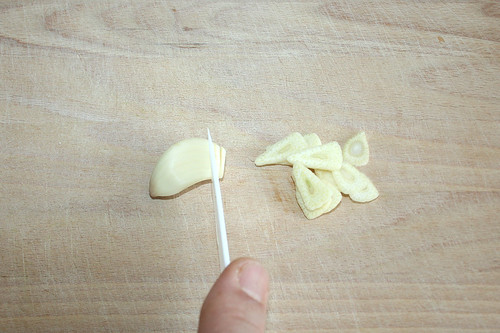 13 - Knoblauch in Scheibchen schneiden / Cut garlic