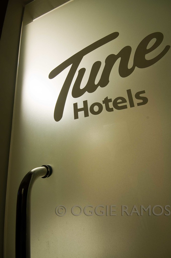 Tune Hotel Angeles T&B Glass Door