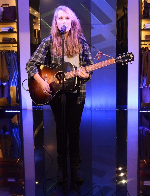 a2 NY - Marika Hackman performs at the Burberry Eyewear event in New York2