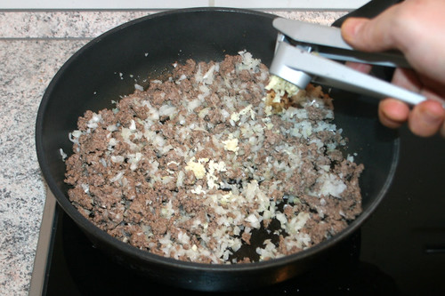 19 - Knoblauch pressen / Squeeze garlic