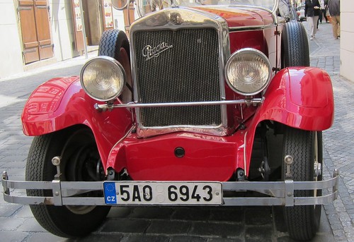 Vanhan ajan auto Prahassa by Anna Amnell