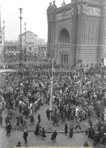 Barcelona, diciembre de 1933,  honras fúnebres del President Francesc Macià, la comitiva a su paso por el Arco del Triunfo. by Octavi Centelles