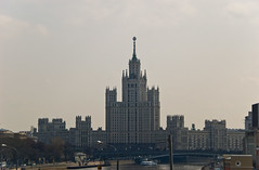 Kotelnichnaya Apartments depuis le pont Bolshoy Moskvoretsky