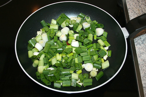 14 - Frühlingszwiebeln & Knoblauch andünsten / Braise spring onions and garlic slightly