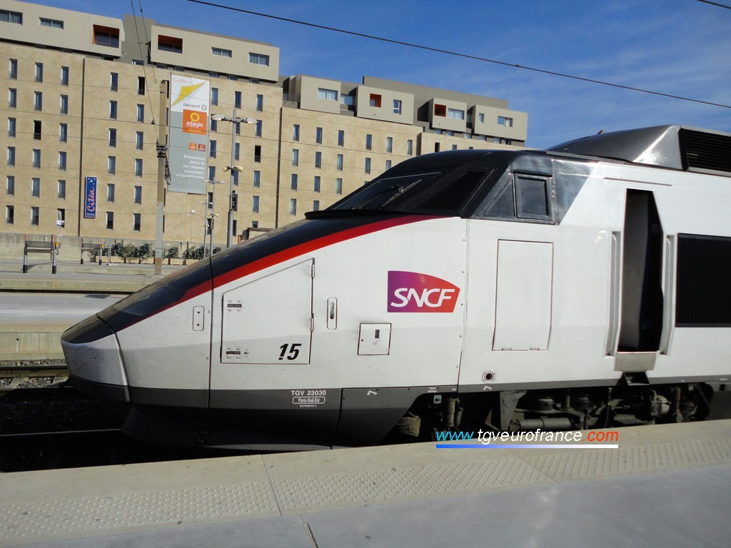 Vue de l'avant et de la cabine de la motrice paire 23030 du TGV PSE 15 