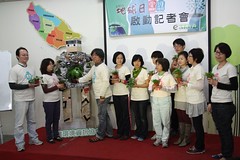 台灣環境資訊協會理事長陳建志（左3）與其他民間團體及夥伴，共同用小樹苗放入機器人的心中，呈現人心的轉變和行動的價值。（郭秉鋐 攝）