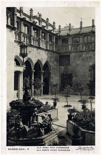 Barcelona, pati dels tarongers del Palau de la Generalitat, foto  Archivo Zerkowitz. by Octavi Centelles