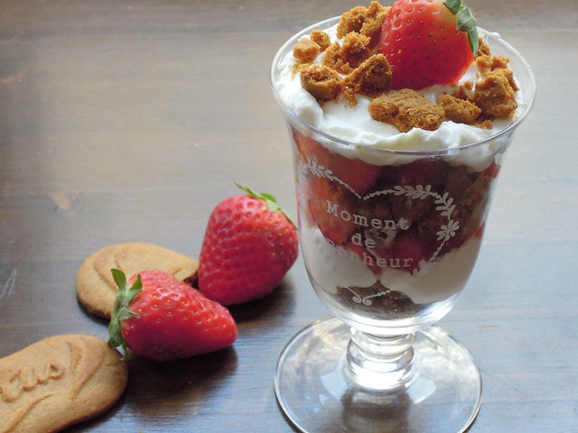 Strawberry speculoos trifle