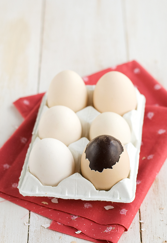 Huevos rellenos de chocolate y crema pastelera