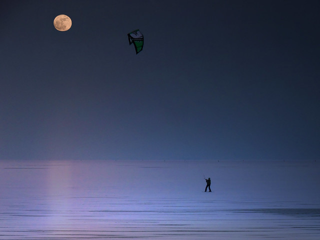 Twilight Snowkiting - giving new meaning to the frozen Gouwsea