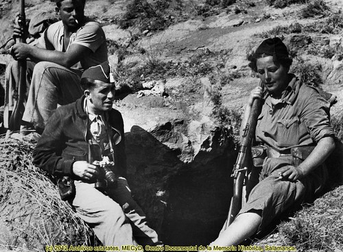 Loporzano* (frente de Huesca),  finales de septiembre de 1936. Agustí Centelles i Ossó en el frente, con un gorrillo cuartelero, a la derecha una miliciana voluntaria antifascista. by Octavi Centelles