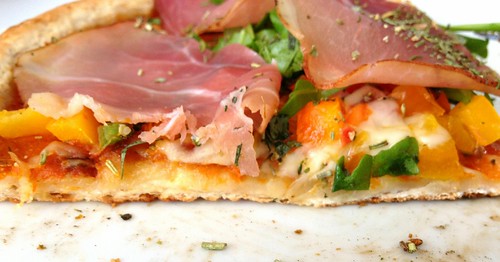 Pizza mit Ruccola & geräuchertem Schinken - Pizzaboden