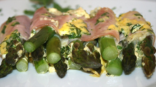32 - Grüner Spargel im Schinken-Kartoffel-Mantel / Green asparagus in a coat of ham & potatoes - CloseUp