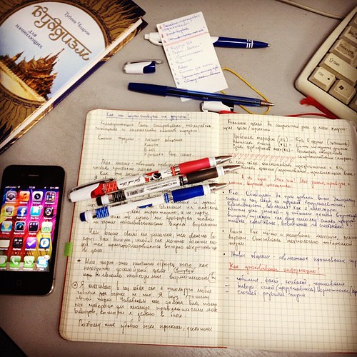 Не взял с собой ноутбук. С удовольствием пишу в свой рабочий, красный Moleskine. #desk #Moleskine