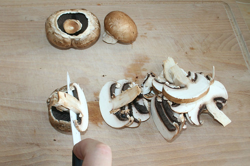 14 - Pilze in Scheiben schneiden / Cut mushrooms in slices